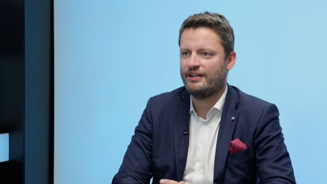 „Praha chřadne a doprava kolabuje. Nebezpečné cyklopruhy bych nechal okamžitě vymazat. Piráti slíbili byty, postavili jich přesně nula.“ – Ondřej Prokop