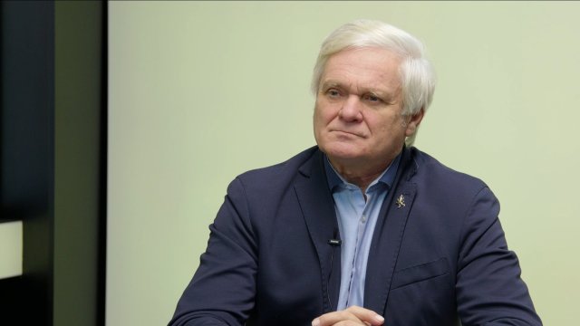 „Občané zaplatili bankám 100 miliard za státní dluh. Covid zbláznil Evropu, hrstka vydělala biliony. Západní politici sází na válku, Trump ne. Rus nepřijede.“ – Vlastimil Tlustý