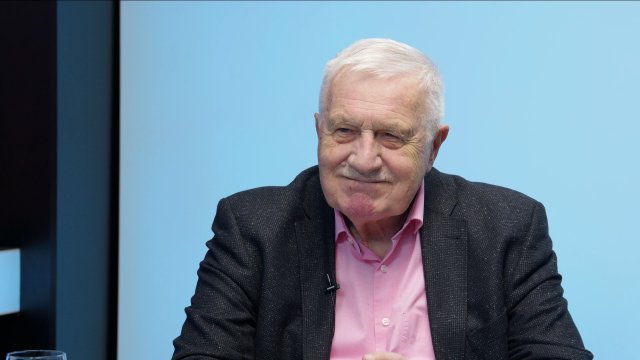 „Účast Zelenského na jednání Evropské rady je porušením všech principů. Milion Ukrajinců v ČR je změna struktury země. Po válce zůstanou.“ – Václav Klaus