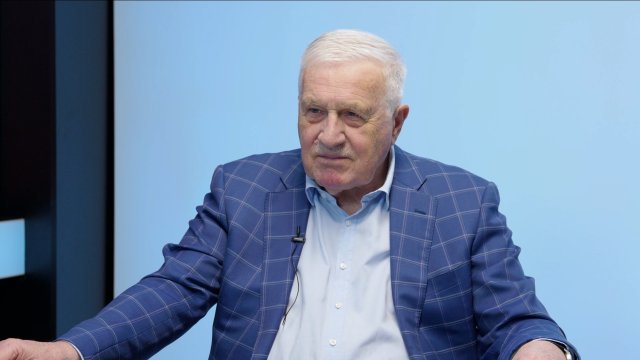 „Mé vyjádření ke Svěrákovi je podvod novinářů, stal se však politikem. Školství je problém číslo jedna, rodiče se musí vzbouřit. Musí se škrtat neziskovky.“ – Václav Klaus