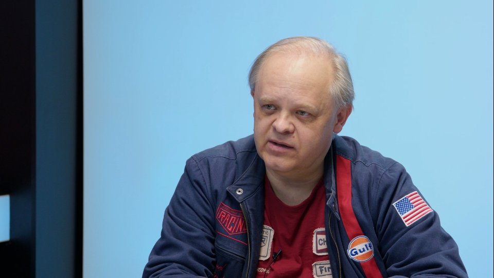 „Státní správu chceme otevřít mladým lidem. Mám stovky raritních plakátů aut z 50. let a 60. let. Jiří Krampol jezdil Oltcitem.“ – Martin Kupec