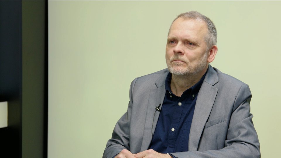 „Minář není blbec, blbí jsou ti, kteří mu posílají peníze. Je to čím dál větší masakr, Vachatová je přitom sama Ukrajinka. Pavel nemá do rozpočtu co mluvit.“ – Miroslav Korecký