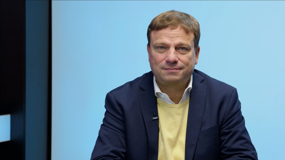 „Dvě miliardy kubíků LNG místo do Evropy míří do Asie, hrozí vážný nedostatek energií. Likvidace jaderných bloků je téměř stejně drahá jako jejich výstavba.“ – Pavel Janeček