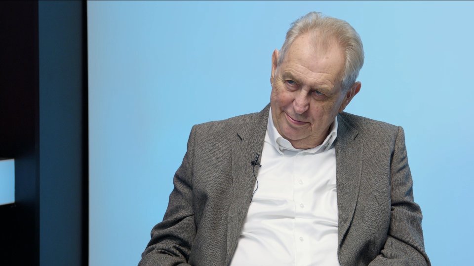 „Pokušení kandidovat potřetí mám, Pavel není neporazitelný. Babiš byl profesionál, Fiala a Sobotka amatéři. Deficit je šílený a zbytečný.“ – Miloš Zeman