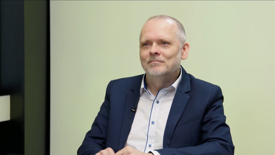 „Lidé v ČT si rozebrali miliardu navíc, aniž by se cokoliv změnilo. Pavel s Babišem si poměřují ústavní pindíky. Sjezd landsmanšaftu bude spíš velká ostuda.“ – Miroslav Korecký