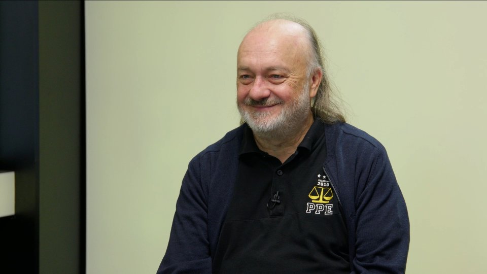 „ČT a ČRo nemají konkurovat soukromým médiím. Státní přerozdělování peněz musíme drasticky omezit. Politici straší válkou, aby mohli utáhnout šrouby.“ – Ladislav Jakl
