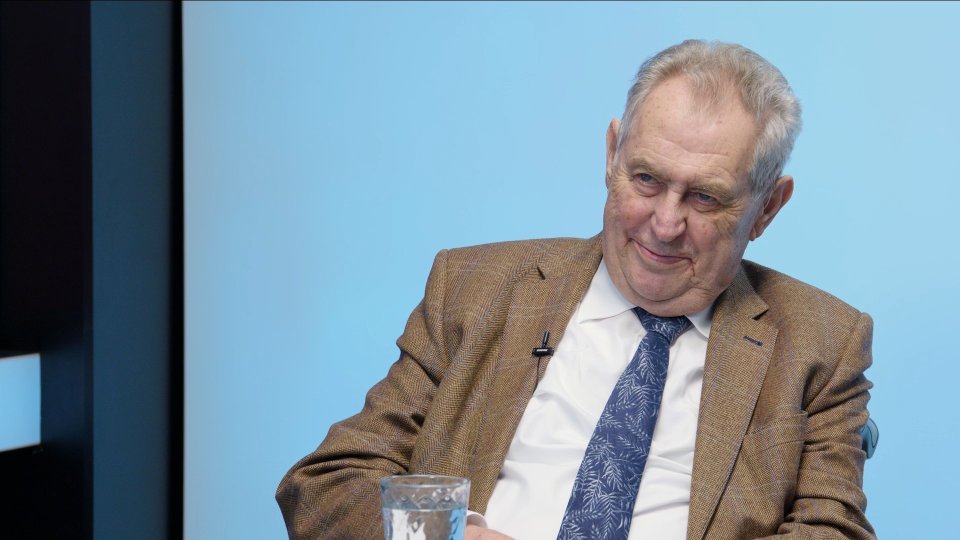 „Pavel je vůdce bezradné opozice. Politik nesmí být směšný, což mu při cestě na summit NATO hrozí. Válka na Ukrajině může skončit poměrně brzo.“ – Miloš Zeman